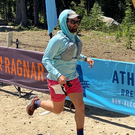 Team CamelBak runner coming in to the handoff station.