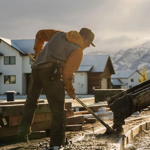 Man working construction with camelbak pro belt bottle