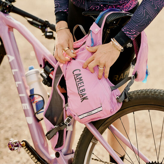 How to Choose a Bike Hydration Pack: Size & Fit Guide 